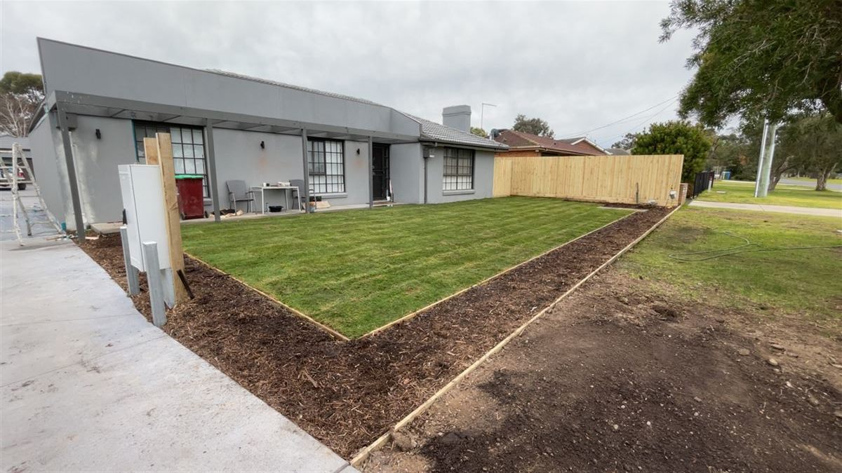 Instant turf lawn with timber garden edging and fresh mulch beds, built by Sunnybank Horticultural